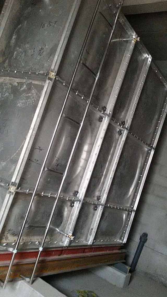 東營(yíng)市河口區(qū)304不銹鋼水箱安裝現(xiàn)場(chǎng)