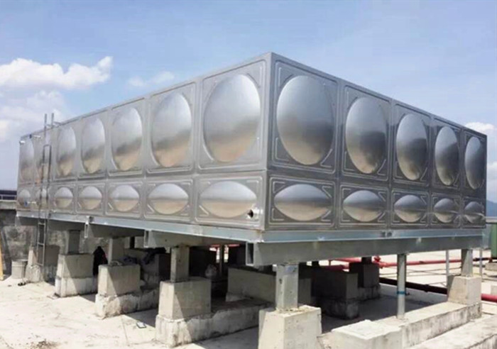 地面不平整,需要為不銹鋼水箱做基礎