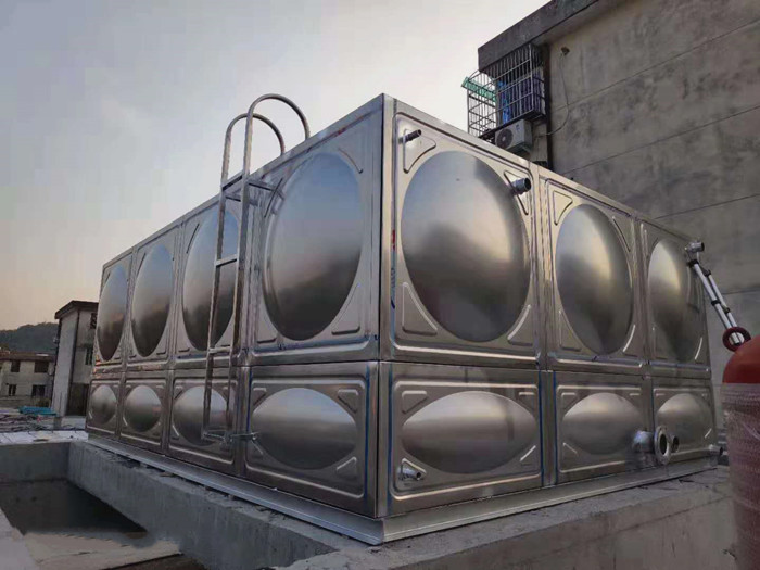 不銹鋼水箱的特點(diǎn)與冬季的防寒技巧